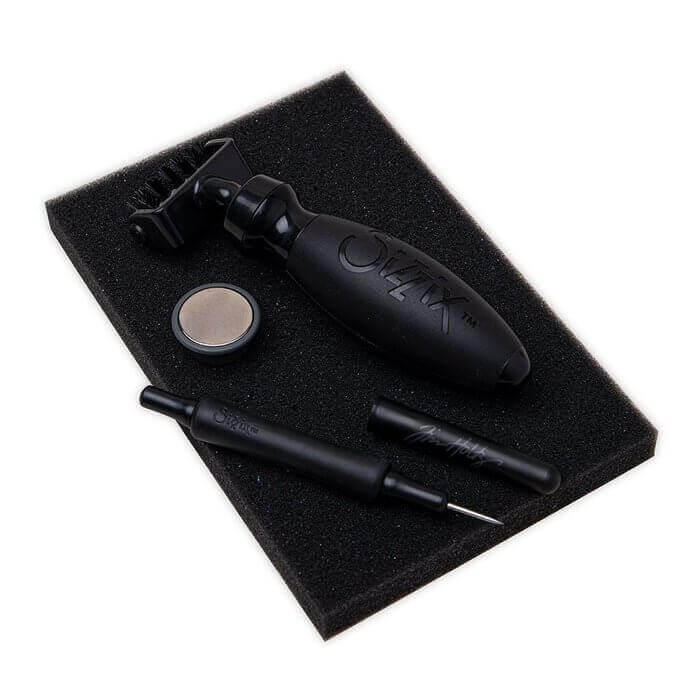 Ein Sizzix-Eyeliner-Set mit einem Sizzix-Stift und einem schwarzen Pinsel.