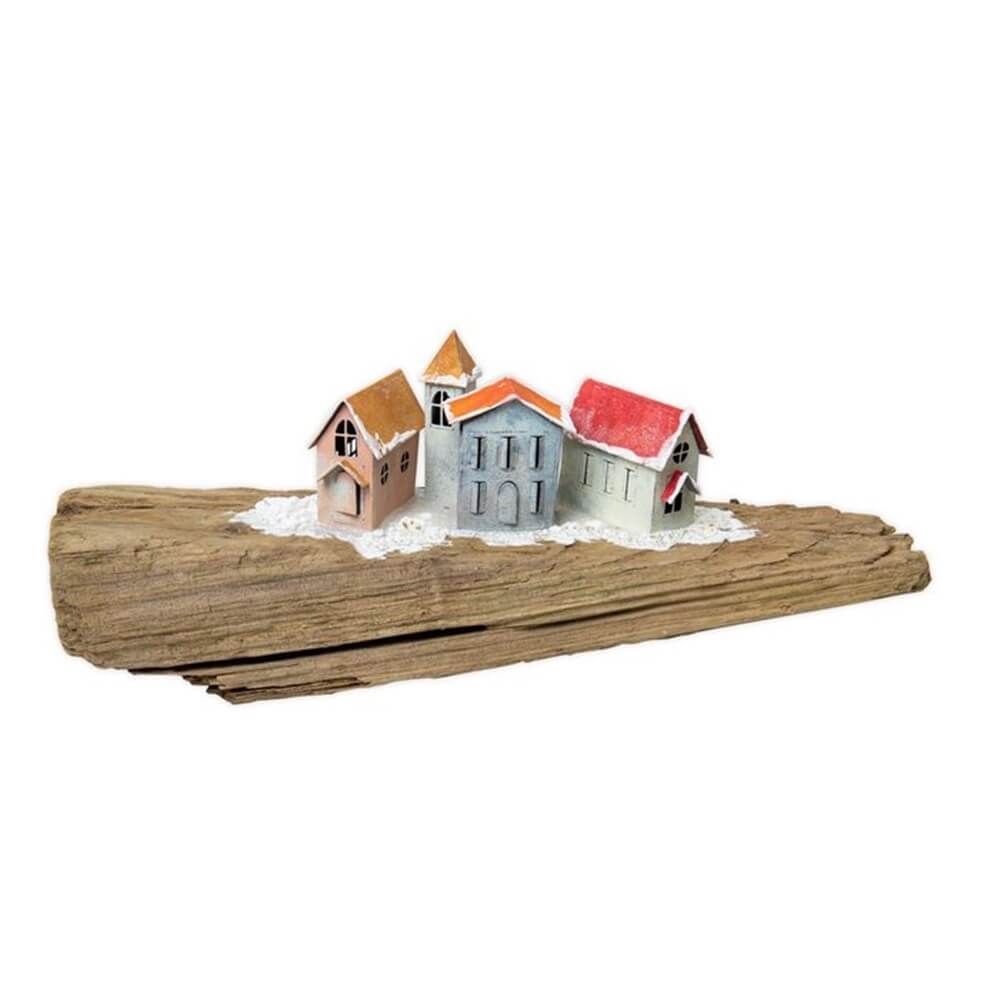 Miniatur-Sizzix-Holzhäuser auf einem Stück Holz.