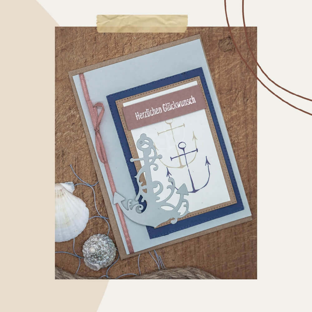 Eine maritime Grußkarte aus der "Stanzschablone Anker mit Verschnörkelung" von Stanzenshop.de mit einem Anker und "Herzlichen Glückwunsch" auf strukturiertem Braun mit Muscheln.