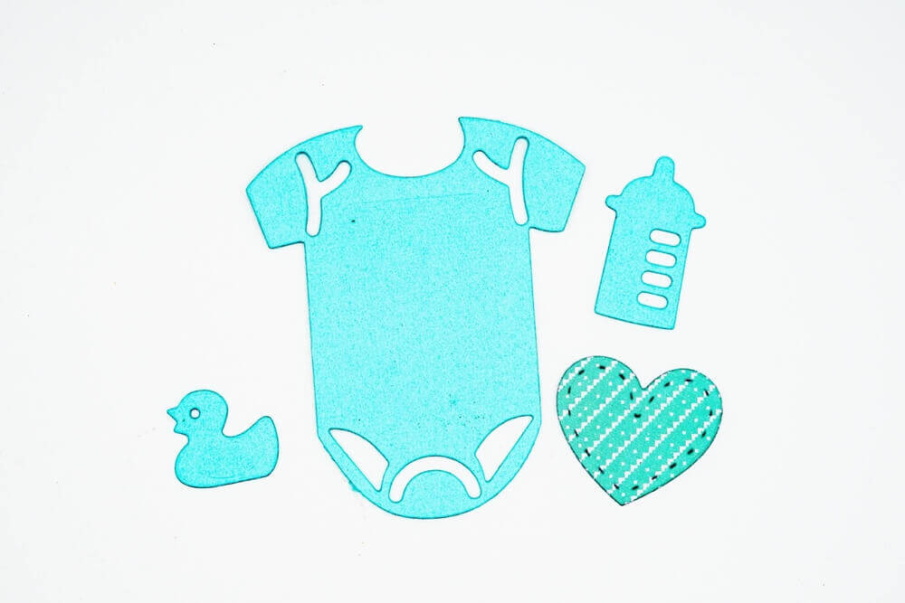 Ein Stanzenshop.de Baby-Set mit Herz Flasche Ente und Strampler, blaues Baby-Outfit.