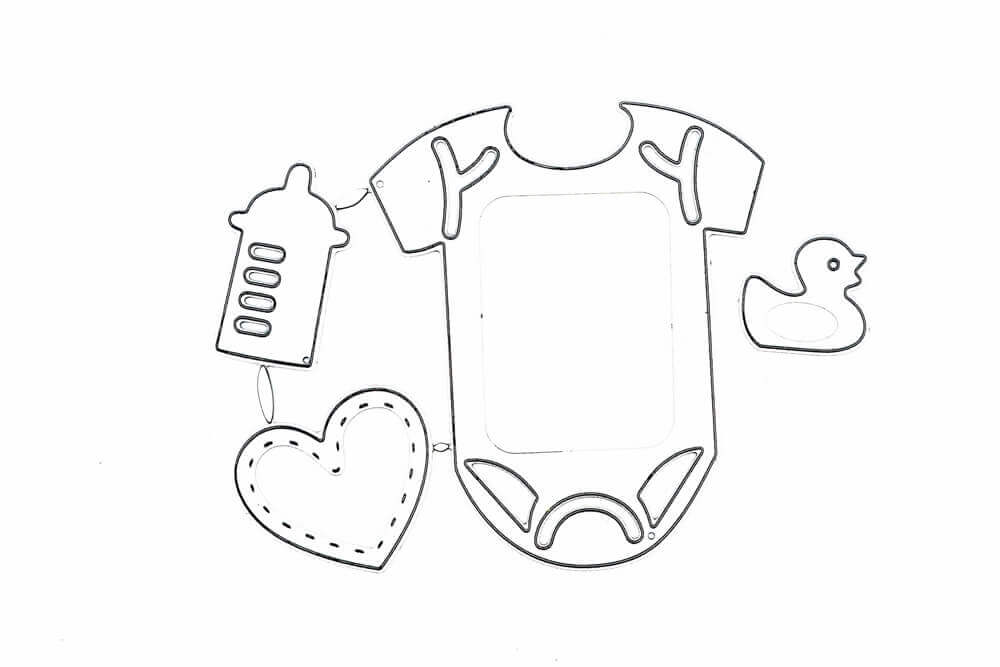 Eine günstige Stanzschablone Baby Set mit Herz Flasche Ente und Strampler Zeichnung von Kleidung und Spielzeug eines Babys von Stanzenshop.de.