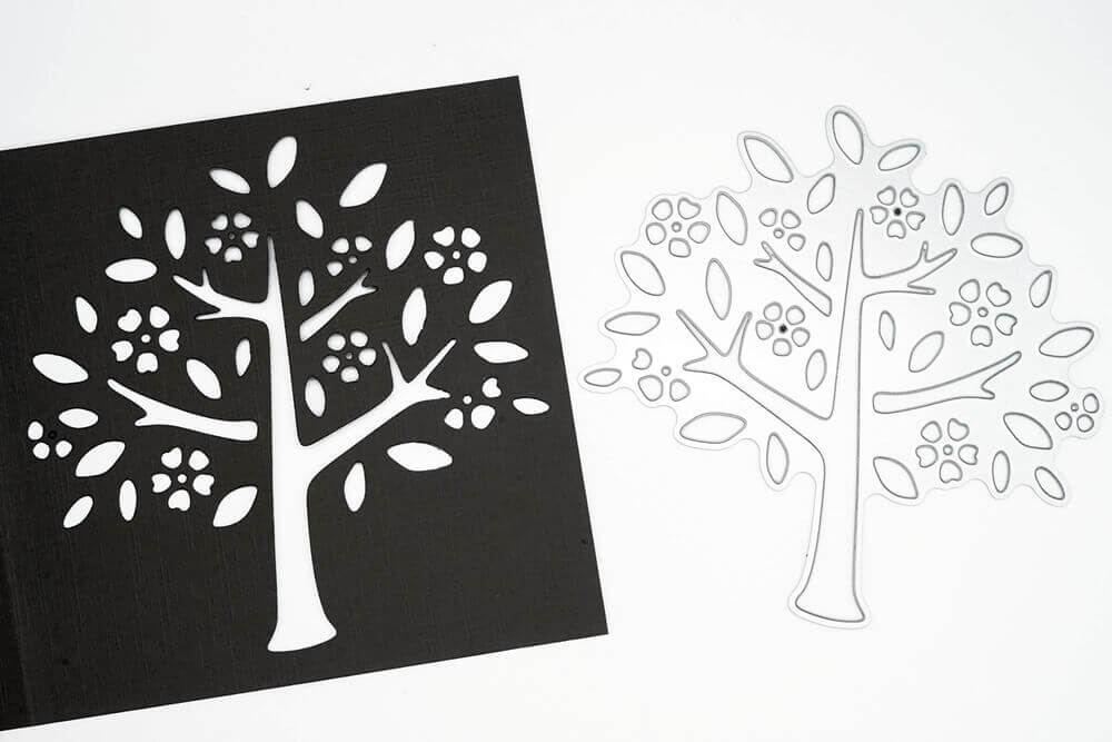 Eine schwarz-weiße Karte mit einer Stanzschablone Baum mit Blüten und Blättern, Stanzschablone Baum aus Stanzenshop.de.