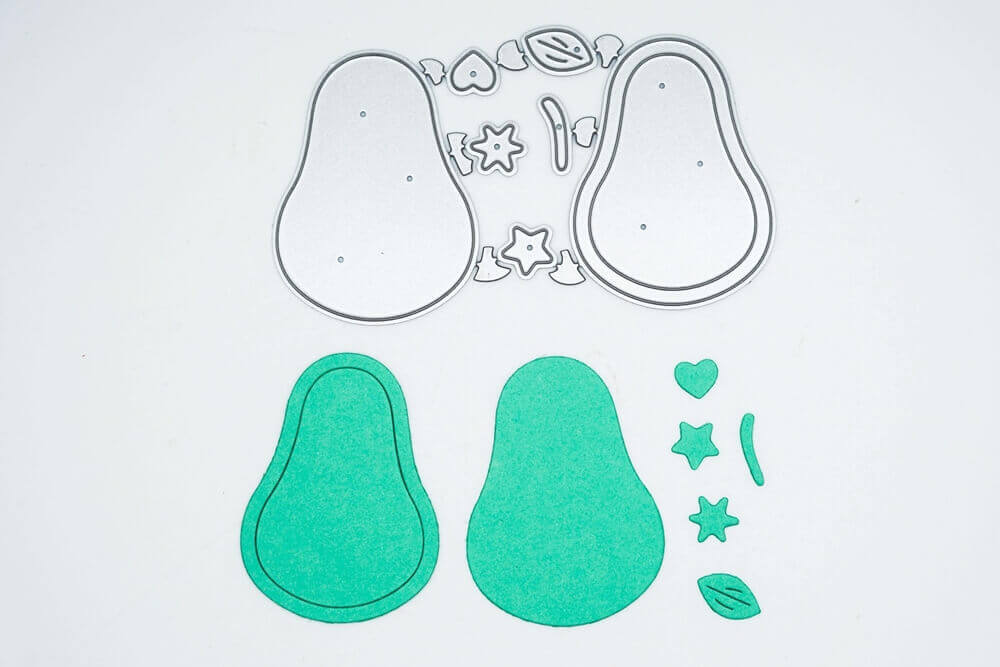 Ein Paar Stanzschablonen: Birne mit Verzierungen, Schuhe und ein Paar grüne Blätter. (Marke: Stanzenshop.de)