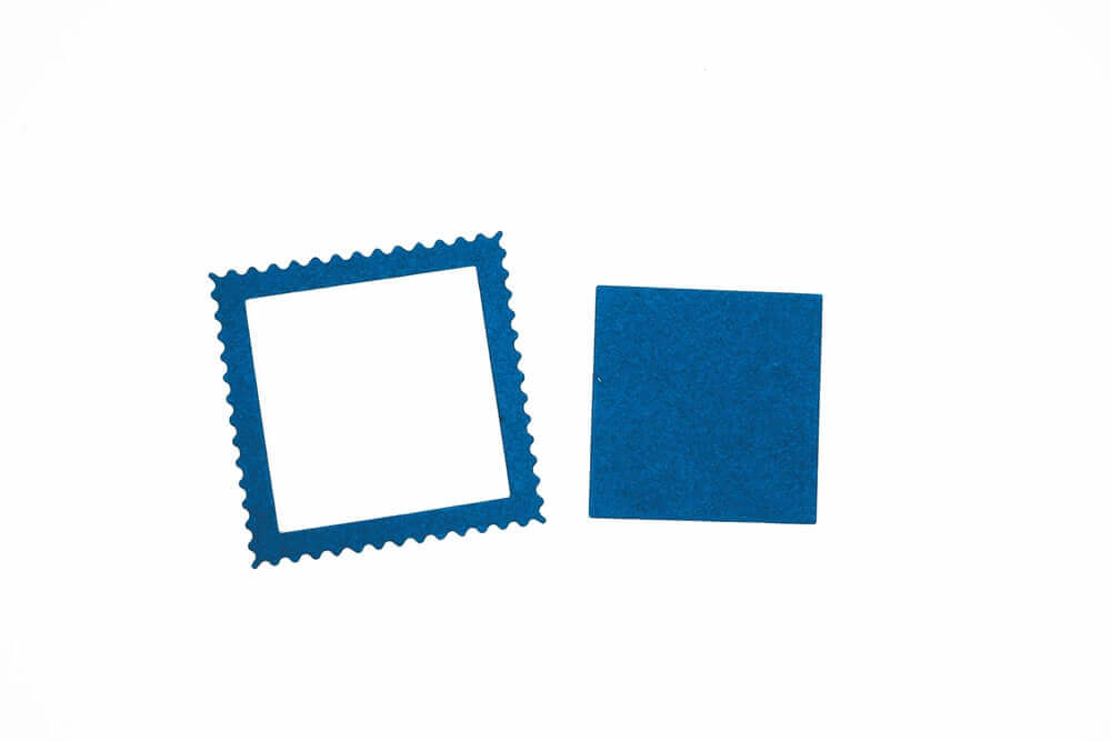 Ein blaues, quadratisches Papier mit einem gewellten Rand, hergestellt mit der Stanzschablone: Briefmarke von Stanzenshop.de, steht neben einem einfarbigen blauen Quadrat auf weißem Hintergrund, perfekt für Scrapbooking oder kreative Projekte.