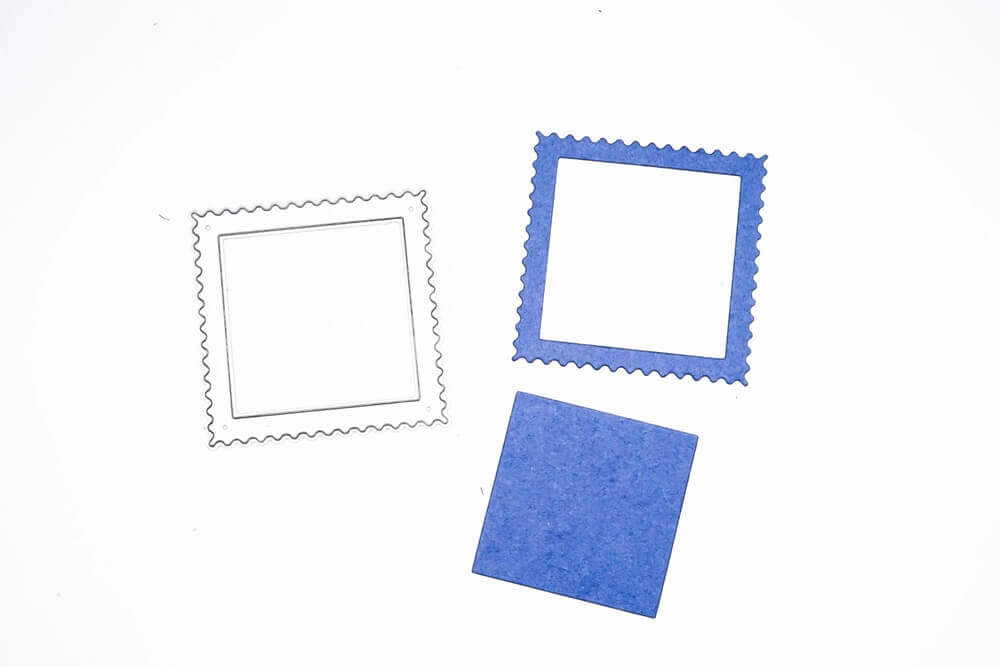 Drei quadratische Formen auf Weiß: eine konturierte mit Zickzackrand, eine blaue mit Zickzackrand und eine einfarbig blaue - ideal für Scrapbooking oder als Bastelergebnis mit der Stanzschablone: Briefmarke von Stanzenshop.de.