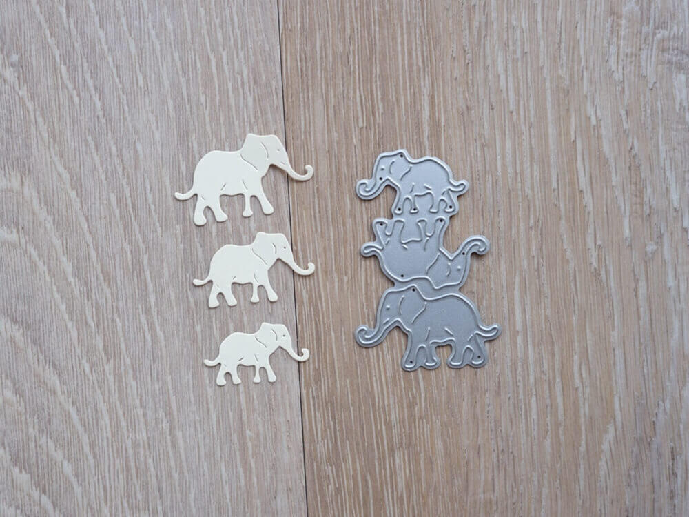Ein Satz Stanzschablone Drei Elefanten von Stanzenshop.de auf einem Holztisch.