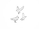 Line Art von drei Möwen - stehend, fliegend und gleitend - auf weißem Hintergrund. Die Stanzschablone Drei Möwen von Stanzenshop.de ist ideal für Bastelschablonen oder Scrapbooking Projekte.