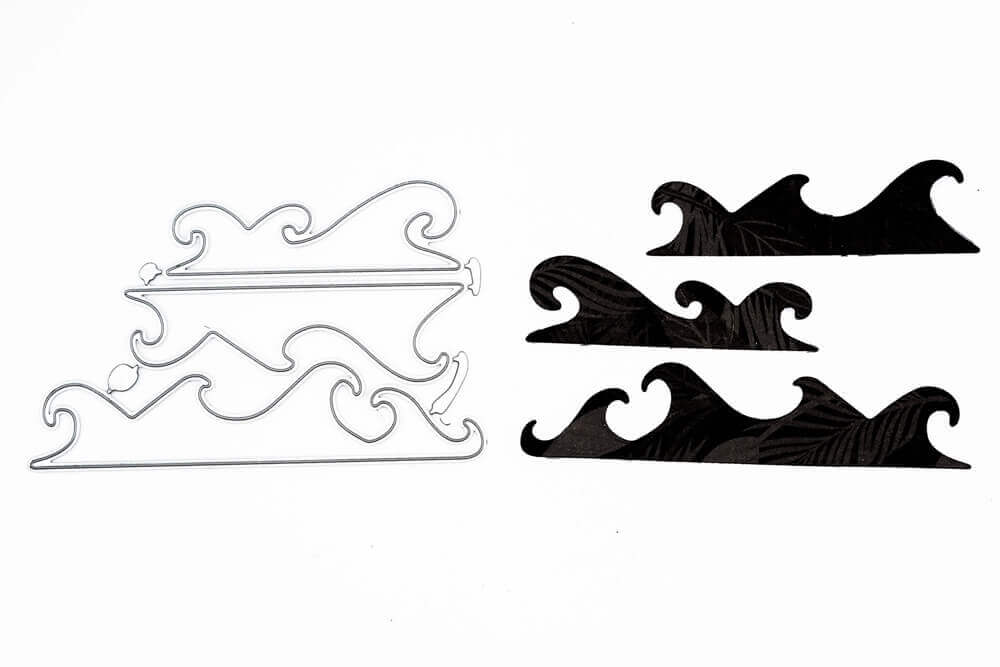 Links zwei dekorative Metallgestelle in Form von Wellen, rechts vier schwarze Stanzenshop.de "Stanzschablone Drei Wellen" in Wellenform zum Scrapbooking oder Basteln, alles auf weißem Hintergrund.