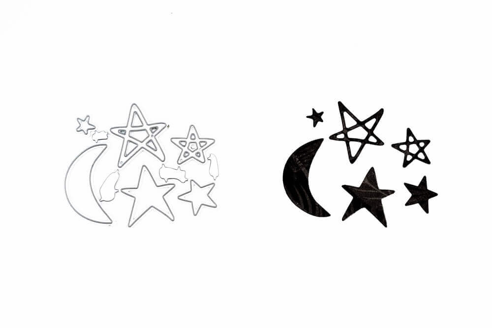 Die Stanzschablone: Fünf Sterne und ein Mond von Stanzenshop.de zeigt einen Halbmond und fünf Sterne auf Weiß - ideal zum Basteln oder für festliche Weihnachts-Projekte.