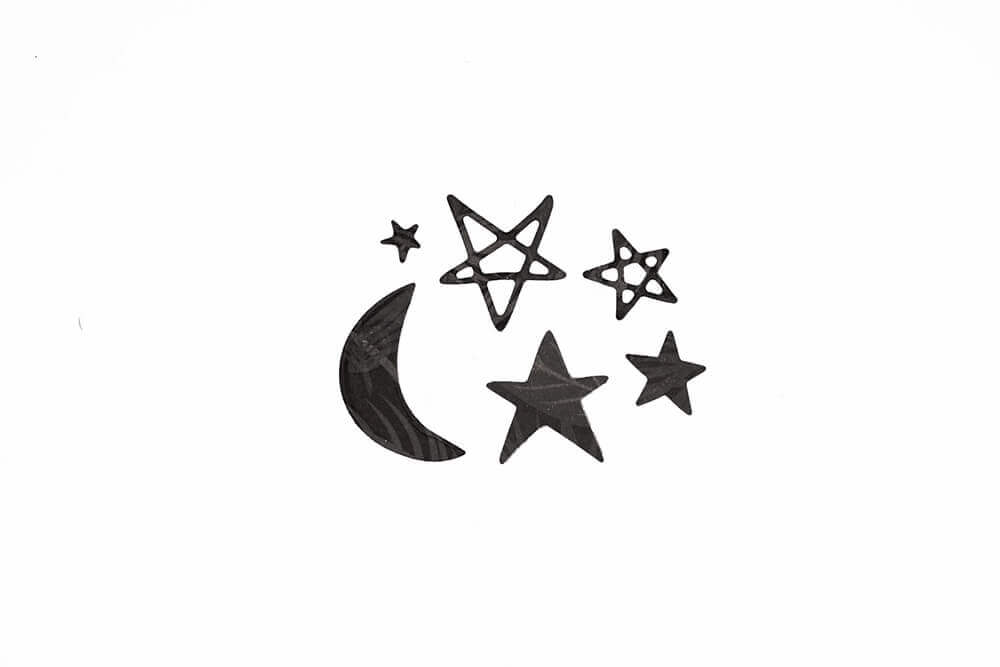 Eine Schwarz-Weiß-Zeichnung von Stanzschablone: Fünf Sterne und ein Mond, von Stanzenshop.de.