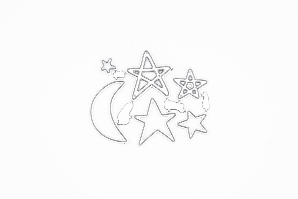Ein Satz Stanzenschablonen: Fünf Sterne und ein Mond von Stanzenshop.de auf weißem Hintergrund mit Stanzen.
