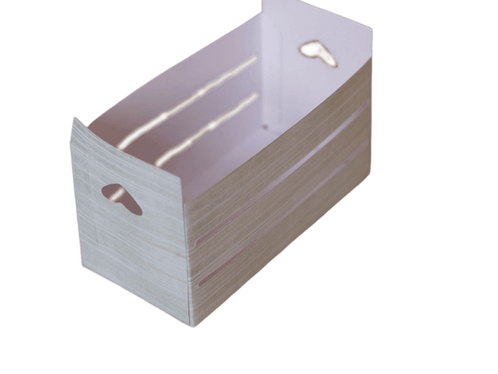 Ein Stapel von Stanzschablone: Großer Karton von Stanzenshop.de, rechteckig und weiß mit zwei ovalen Ecklöchern, wird schräg vor einem schlichten weißen Hintergrund gezeigt.