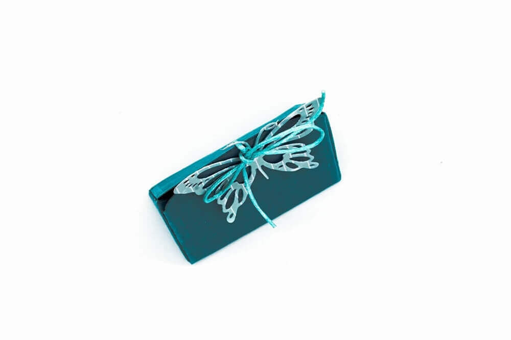Eine Stanzschablone Kleine Tischkarte Schachtel, Geschenkbox, Stanze Box, Stanzschablone Schachtel, Geburtstags-Schmetterlingskupplung auf einer weißen Oberfläche.
