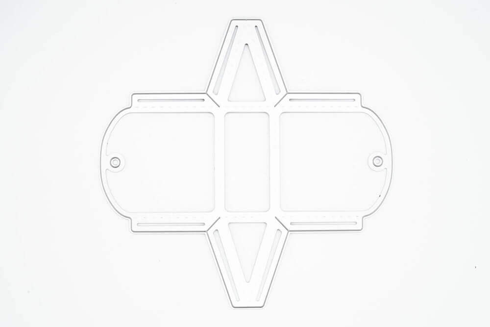 Ein weißes Blatt Papier mit Kreuz, eine Stanzschablone Kleine Tischkarte Schachtel oder ein Bastelergebnis, hergestellt mit Stanzenshop.de.