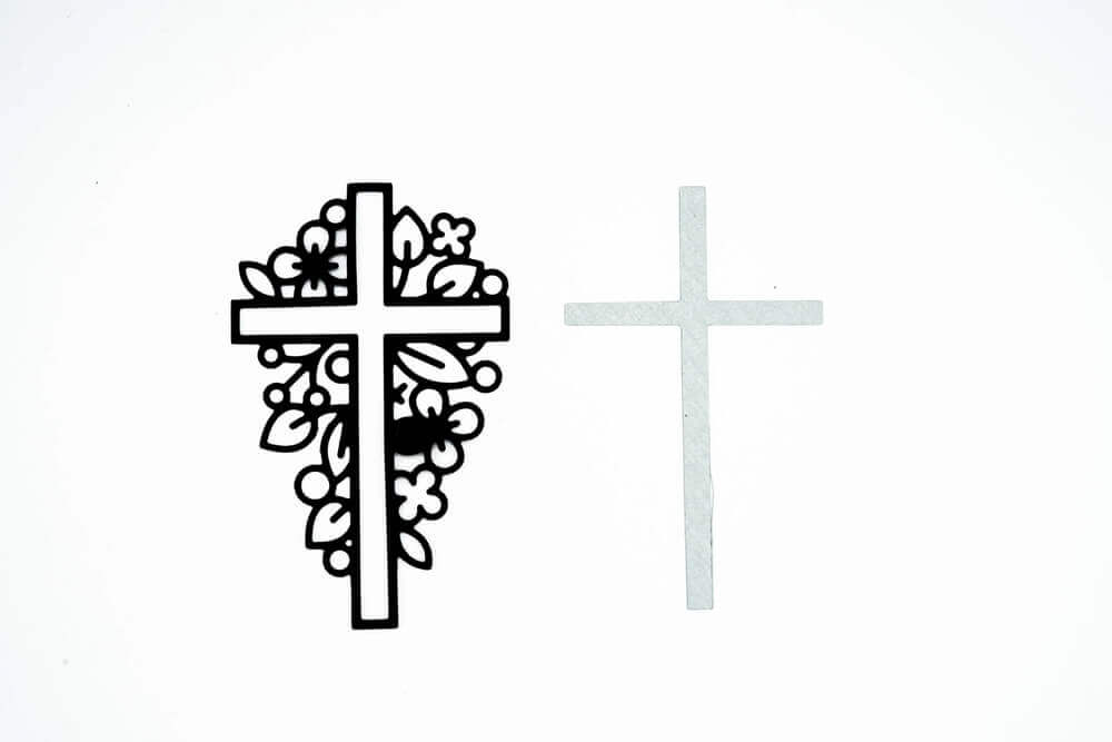 Eine große Stanzschablone Kreuz mit Blumen von Stanzenshop.de auf weißem Hintergrund.