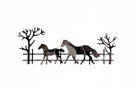 Gestalten Sie schöne Basteln Karten mit der "Stanzschablone Landschaft mit zwei Pferden" von Stanzenshop.de-zwei Pferde hinter einem Zaun und zwei blattlose Bäume, ideal als detailreiche Landschaftsstanze.