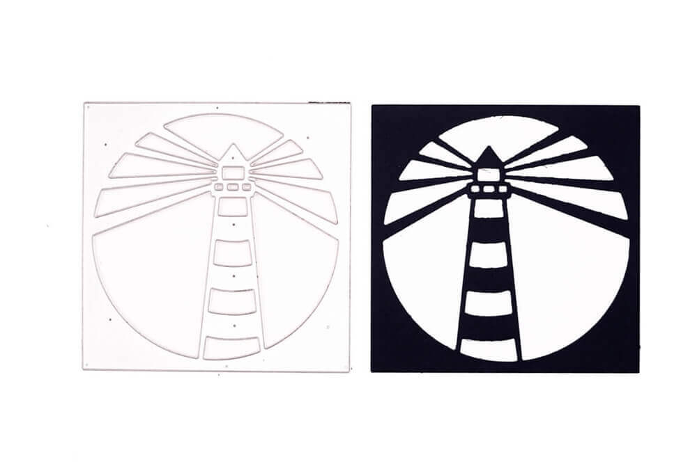 Die Stanzschablone Leuchtturm im Rahmen von Stanzenshop.de enthält zwei quadratische Schablonen, die einen Leuchtturm mit Strahlen zeigen - eine weiße mit Ausschnitten, eine schwarze mit weißem Motiv - perfekt zum Basteln, Scrapbooking und für kreative Projekte.