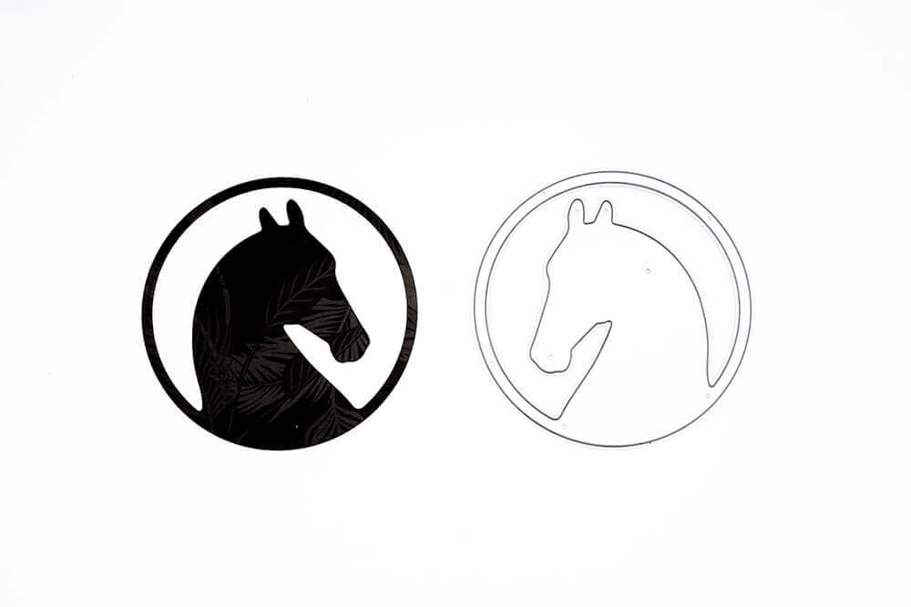 Eine Schwarz-Weiß-Zeichnung der „Stanzschablone Pferd in rundem Rahmen, Reiten, Pferde, Tiere“ von Stanzenshop.de.