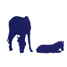 Die Stanzschablone Pferd mit Fohlen von Stanzenshop.de zeigt ein stehendes Pferd beim Grasen neben einem liegenden Fohlen, ideal zum Basteln oder Scrapbooking, alles auf weißem Hintergrund.