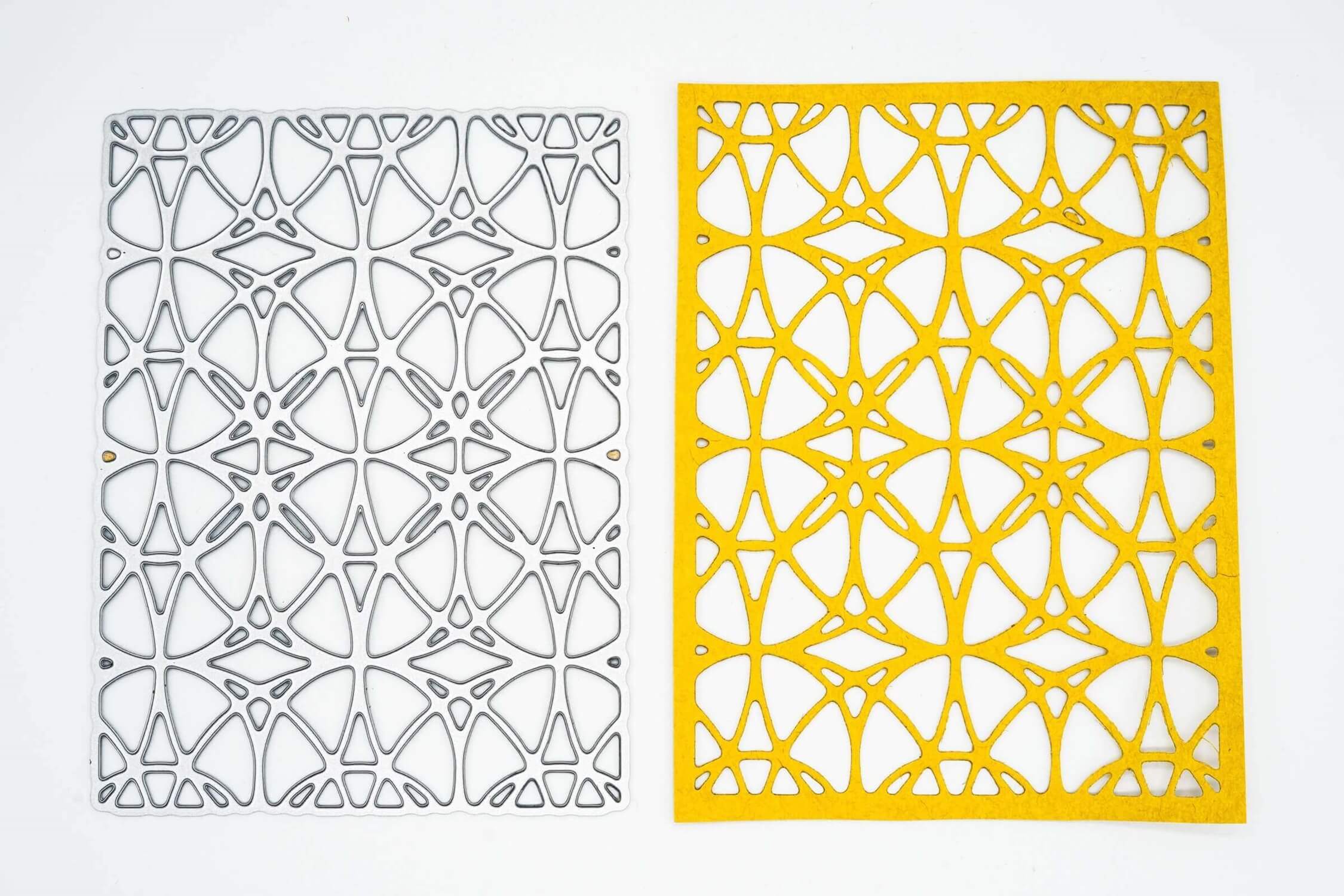 Zwei rechteckige "Stanzschablone: Platte mit Kreismuster" von Stanzenshop.de - eine metallisch grau, eine gelb - zeigen geometrische Kreismuster. Ideal für die Kartengestaltung oder als Bastelformen, abgebildet auf weißem Hintergrund.