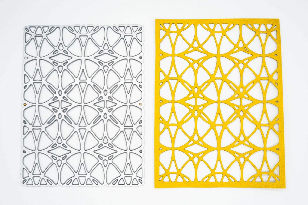 Ein Paar Stanzschablonen: Platte mit Kreismuster von Stanzenshop.de mit gelb-weißen geometrischen Mustern auf weißem Untergrund.