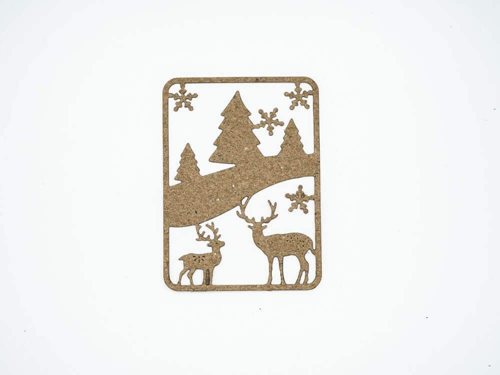 Eine günstige Stanzschablone einer Weihnachtsszene mit Hirschen und Bäumen auf weißem Hintergrund von Stanzenshop.de.