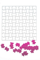 Ein fast leeres Puzzlegitter mit mehreren lila Stanzenshop.de Stanzschablone Puzzleteilen, die unten verstreut sind, bereit zum Basteln und darauf warten, in das Gitter aus Ihrem Lieblingsset gelegt zu werden.