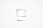 Die Stanzschablone Rahmen für Polaroidbild von Stanzenshop.de ist eine kleine, quadratische weiße Stanze mit zwei umrandeten Quadraten und einem Raster - ideal für kreative Scrapbooking-Projekte.