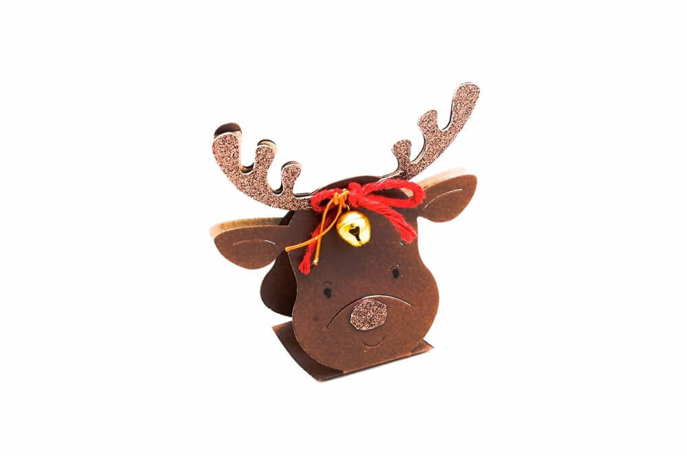 Eine kleine Dekoration in Form eines Rentiers, hergestellt mit der Stanzschablone: Rentier Aufsteller von Stanzenshop.de ist mit einem glitzernden Geweih, einer roten Schleife und einer goldenen Glocke auf der Stirn vor weißem Hintergrund zu sehen.