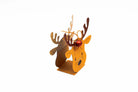 Ein kleines, braunes Papierrentier, gefertigt mit der Stanzschablone: Rentier Aufsteller von Stanzenshop.de und verziert mit einem Geweih und einer roten Nase, steht auf einem weißen Hintergrund.