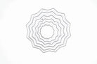 Eine Reihe konzentrischer, zickzackförmiger Ringe in einem kreisförmigen Muster auf Weiß - ideal für kreative Projekte mit der Stanzschablone: Rosette 6-teilig von Stanzenshop.de.