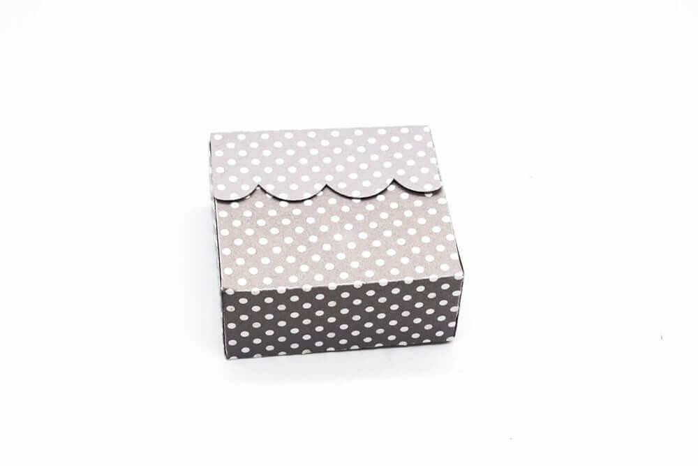 Eine kleine Stanzschablone Schachtel mit Verschluss, Geschenkbox, Stanze Box auf weißem Untergrund von Stanzenshop.de.