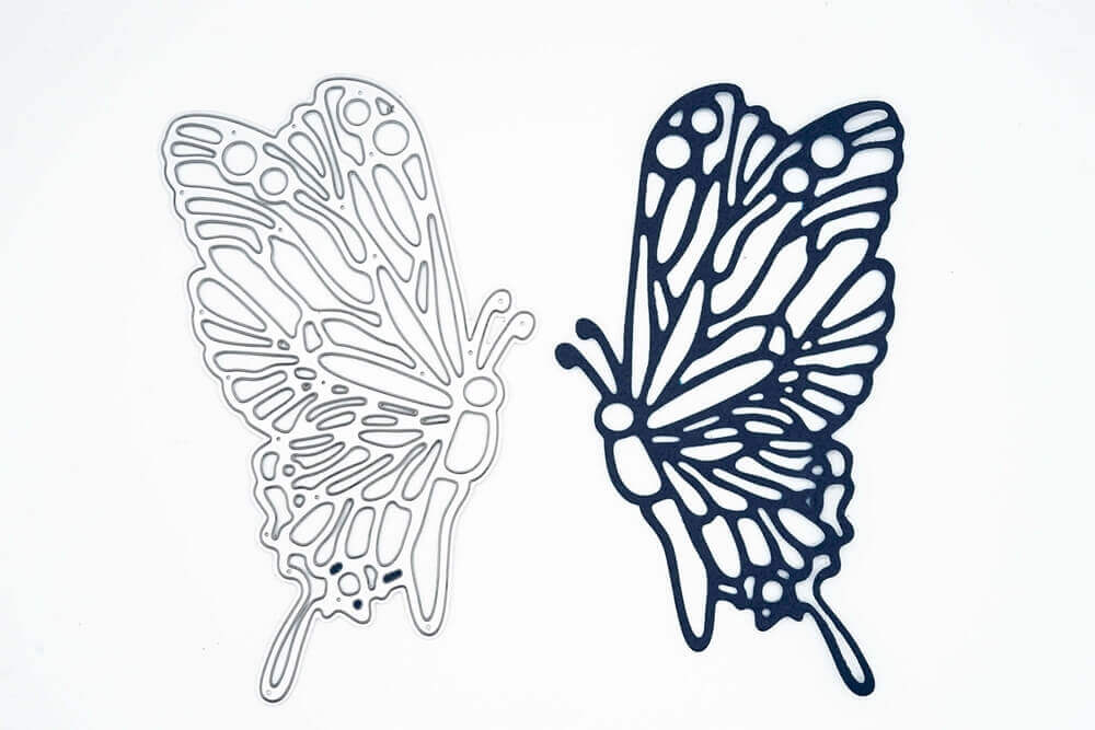 Ein Paar preisgünstige Stanzschablonen: Schmetterling mit großen Flügeln-Ausschnitten auf weißem Hintergrund von Stanzenshop.de.
