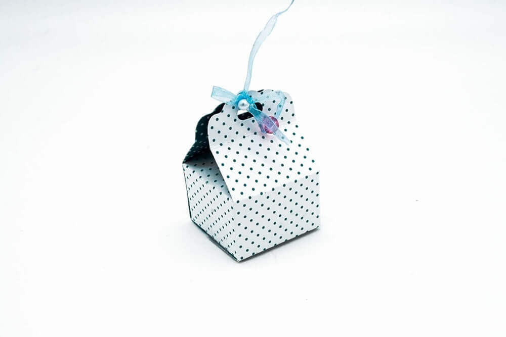 Eine kleine schwarz-weiß gepunktete Stanzschablone Süße Schachtel Geschenkbox auf weißem Untergrund von Stanzenshop.de.