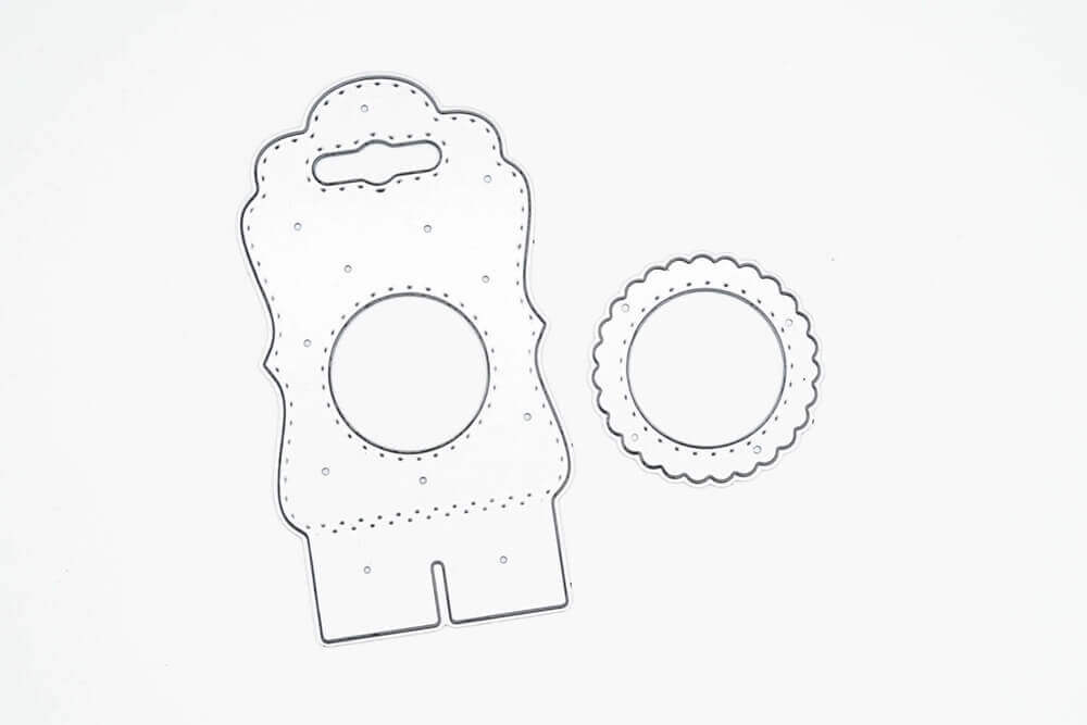Die Stanzschablone Tischkarte mit Kreis von Stanzenshop.de enthält zwei Metallstanzformen - einen dekorativen Anhänger mit kreisförmigem Ausschnitt und Griff sowie einen Kreis mit Wellenschliff - auf weißem Hintergrund.