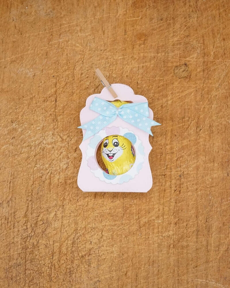 Die Stanzschablone Tischkarte mit Kreis von Stanzenshop.de - ideal für Scrapbooking oder Bastelsets - bietet ein einzigartiges, kreisförmiges Tischkartendesign, das Sie für Ihre kreativen Projekte anpassen können.