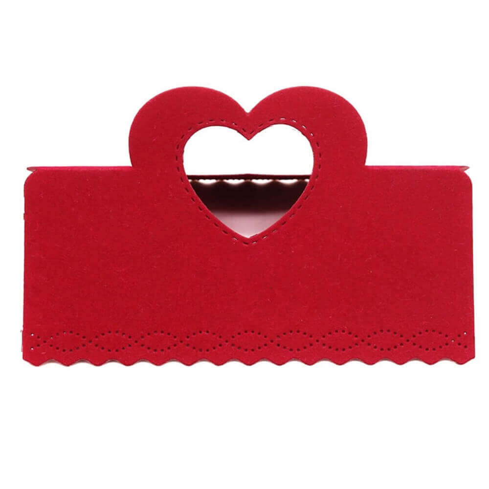 Eine rote herzförmige Schachtel auf weißem Hintergrund, erstellt mit einer Stanzschablone Verschluss mit Herzen von Stanzenshop.de.