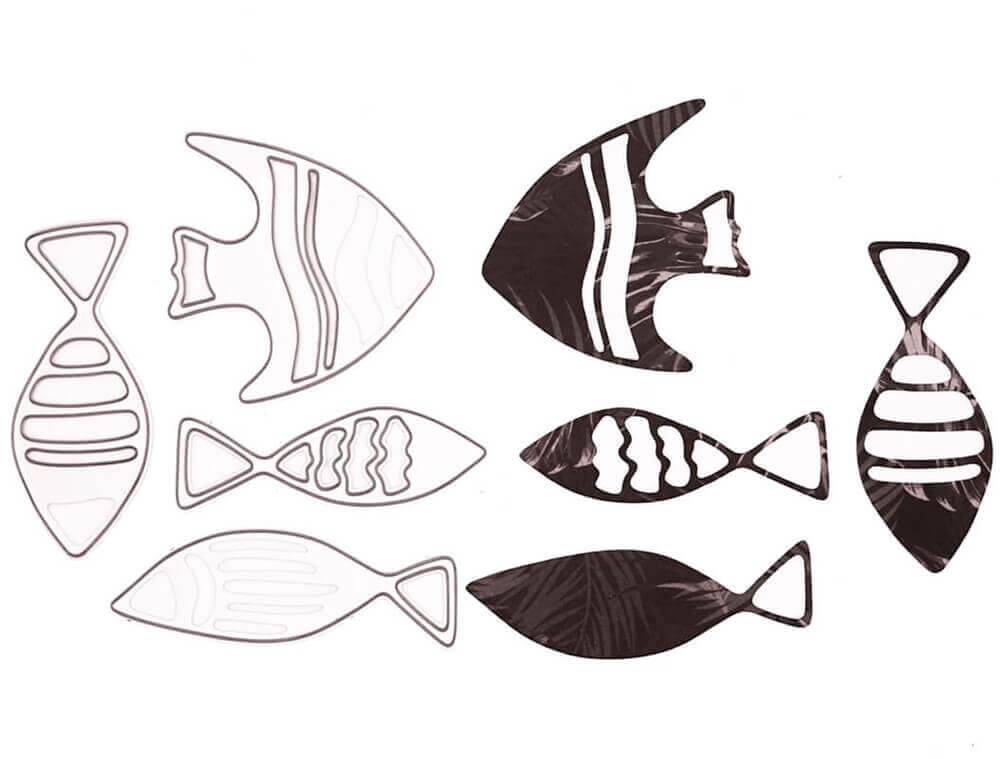 Eine Schwarz-Weiß-Zeichnung der Stanzschablone Vier kleine Fische, Tiefsee, Meer, Tiere von Stanzenshop.de auf weißem Hintergrund.