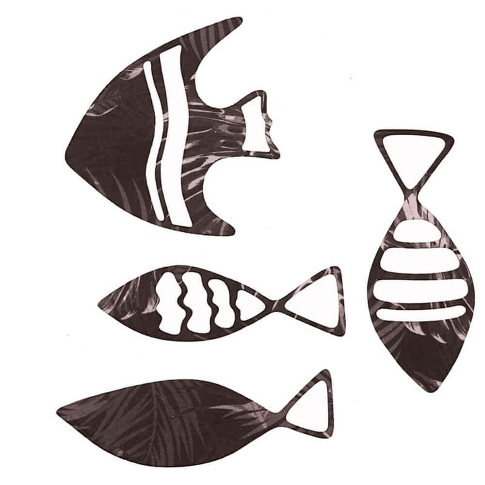 Ein Satz Stanzschablonen-Ausschnitte „Vier kleine Fische“ auf weißem Hintergrund aus hochwertigem Papier, hergestellt von Stanzenshop.de.