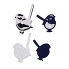 Vier vogelförmige Ausschnitte aus der Stanzschablone Vier Spatzen von Stanzenshop.de - zwei dunkelblaue, zwei weiße mit grauen Streifen - jeweils mit einer kleinen rechteckigen Lasche, ideal zum Basteln oder für Scrapbooking-Projekte.