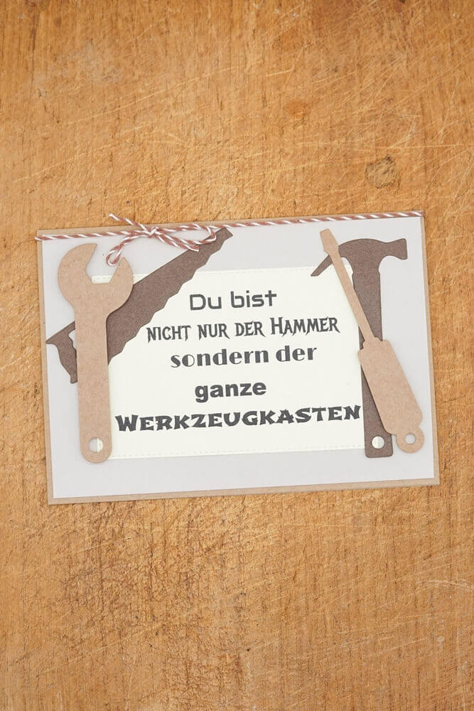 Ein Holzschild mit der Aufschrift Stanzschablone Vier Werkzeuge von Stanzenshop.de.