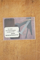 Grußkarte mit der Stanzschablone Vier Werkzeuge von Stanzenshop.de auf Holz, mit Werkzeugsilhouetten und einer deutschen Botschaft: "Du bist nicht nur der Hammer, sondern der ganze Werkzeugkasten." Ideal zum Basteln oder Scrapbooking.