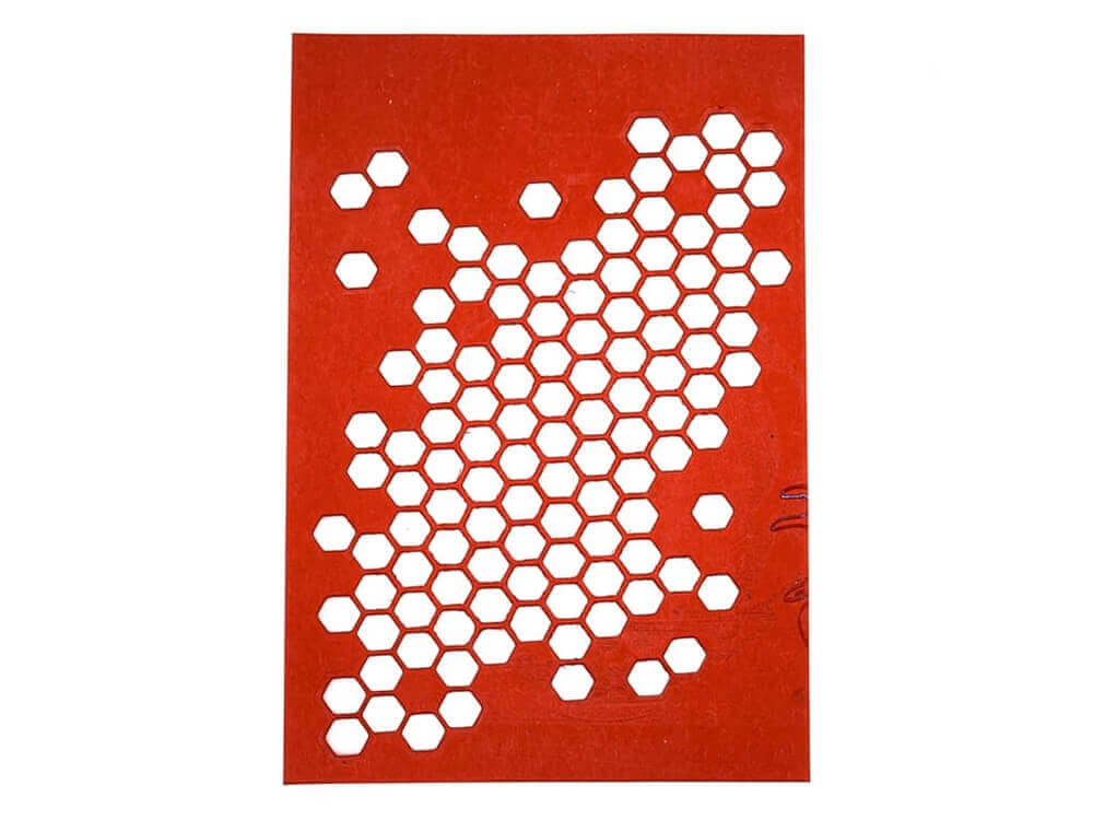 Ein rotes Stanzschablone: Wabenmuster-Handtuch von Stanzenshop.de mit weißen Punkten ist zum Aktionspreis erhältlich.