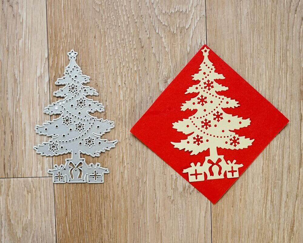 Zwei Stanzschablonen: Weihnachtsbaum mit Geschenken Dekorationen von Stanzenshop.de auf einem Holzboden.