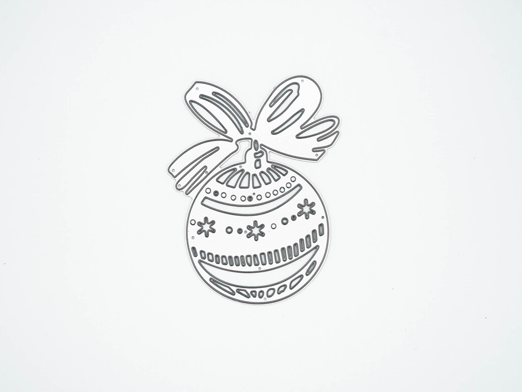 Schwarz-weißer Umriss der Stanzschablone Weihnachtskugel mit Schleife von Stanzenshop.de, mit dekorativen Mustern und einer großen Schleife - ideal für Basteln Winter oder Stanzen Weihnachten Projekte.
