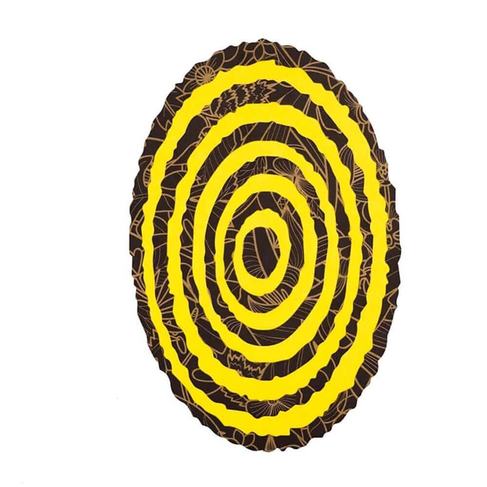 Eine gelb-schwarze Spirale, erstellt mit einer Stanzschablone Wellenkreise in Elfengrößen von Stanzenshop.de, auf weißem Hintergrund.