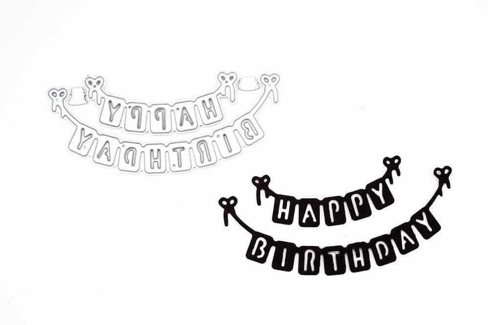 Zeigen Sie die Stanzschablone Wimpelkette Happy Birthday" von Stanzenshop.de in Schwarz und Weiß auf einem unifarbenen Hintergrund - ideal für die Gestaltung von Karten, Bastelkarten oder als einzigartiges Geburtstagsbanner.