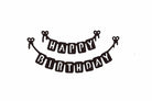 Die Stanzschablone Wimpelkette Happy Birthday von Stanzenshop.de ist ein zweibändiges Banner mit fetten Buchstaben auf separaten Quadraten, die mit kleinen Schleifen verziert sind - ideal zum Dekorieren von Basteln Karten oder Ihrer nächsten festlichen Party.