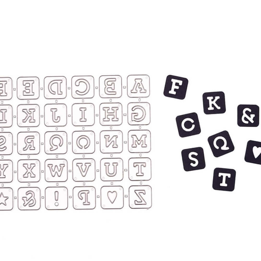 Ein Satz Alphabete und Zahlen auf einem Blatt Papier, gestaltet in Würfelform in der Technik des Stanzens mit einer Stanzschablone namens „Stanzschablone Würfel Alphabet“ der Marke Stanzenshop.de.