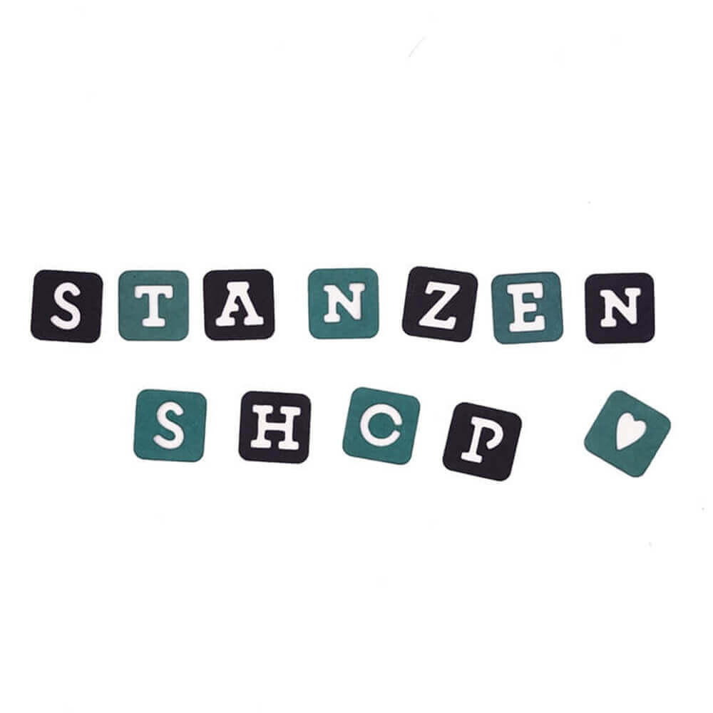 Das Produkt „Stanzschablone Würfel Alphabet“ steht auf weißem Hintergrund im „Stanzenshop.de“.
